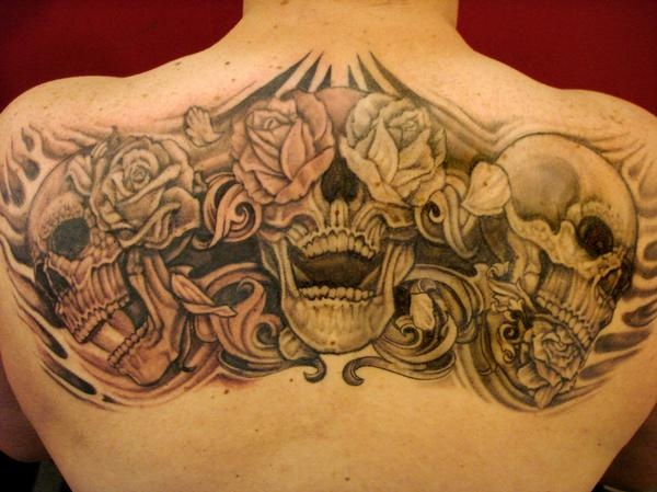 Татуировка с черепами в композиции трех обезьян