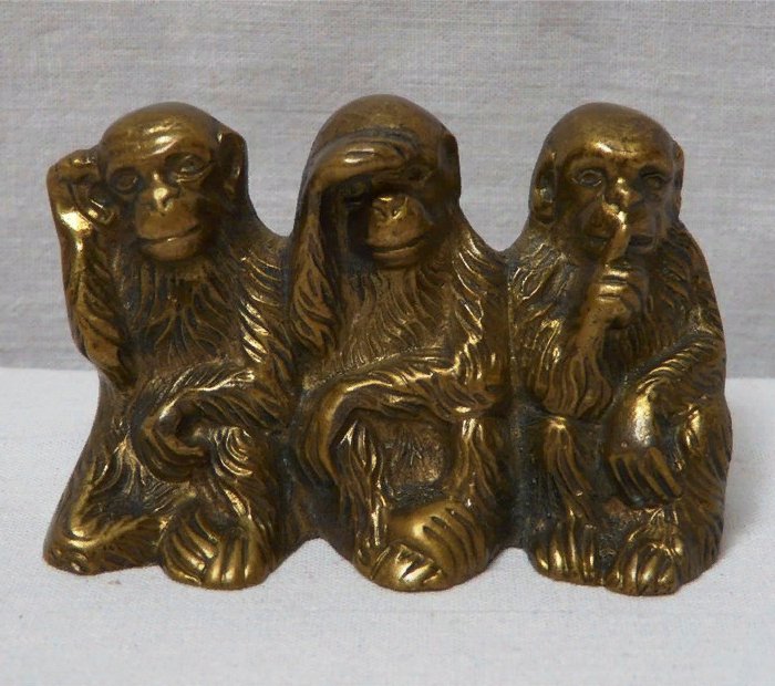 Статуэтка трёх обезьян, соответствующая масонскому девизу «Audi, vide, tace»