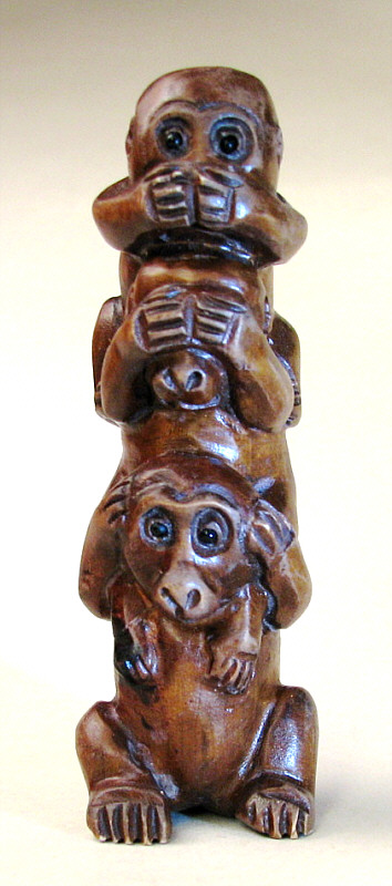 Статуэтка трех обезьян в композиции тотемного столба