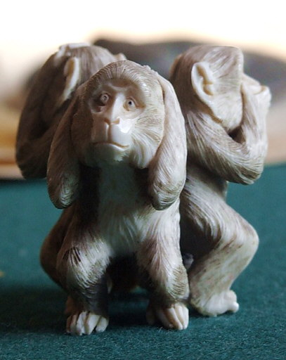 Три обезьяны, окимоно. Рабочий стол в кабинете М. Горького