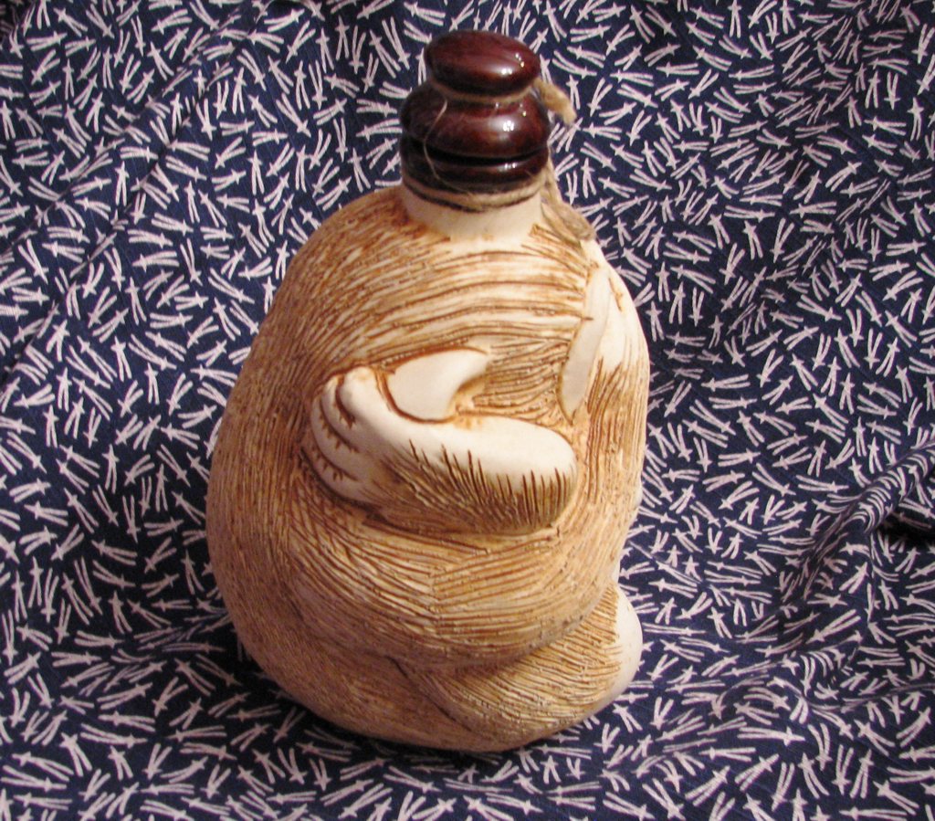 Сувенирная бутылка в форме обезьяны в композиции Масацугу Кайгёкусая, вид сбоку