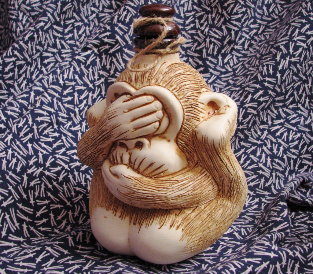 Сувенирная бутылка в форме обезьяны в композиции Масацугу Кайгёкусая