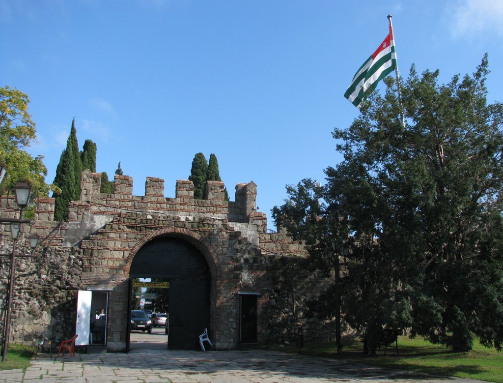 Флаг Абхазии над крепостью в Пицунде