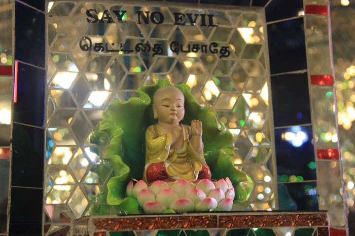 Фигура Не говорить зла в храме Арулмигу-Шри-Раджакалиамман
