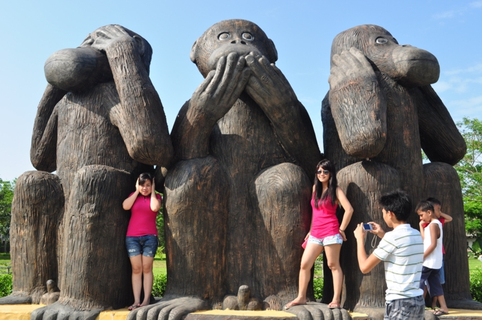 Три обезьяны на курорте Benilda Resort, о. Миндоро, Филиппины
