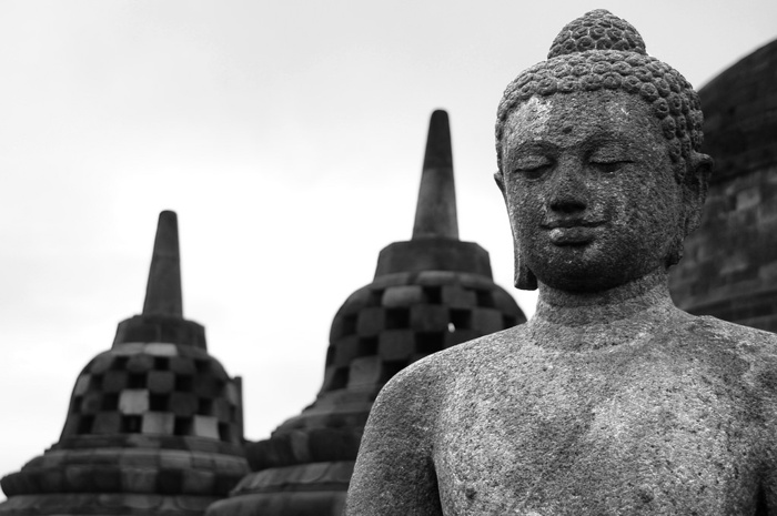 Статуя Будды в комплексе Боробубур, о. Ява, Индонезия