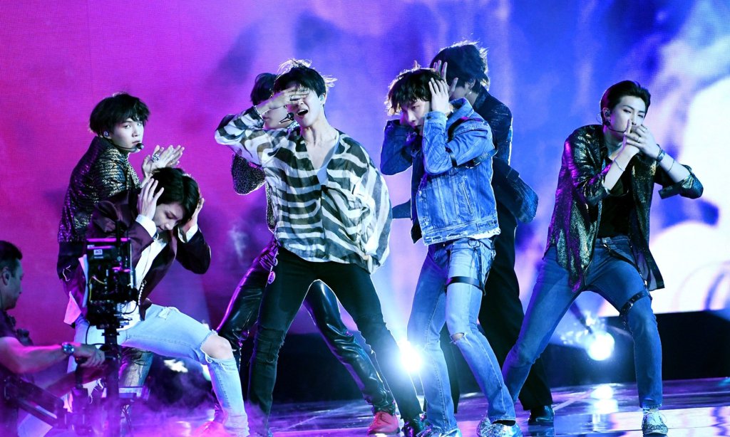 Выступление группы BTS с композицией «Fake Love» на церемонии Billboard Music Awards. Участники принимают позы трех обезьян