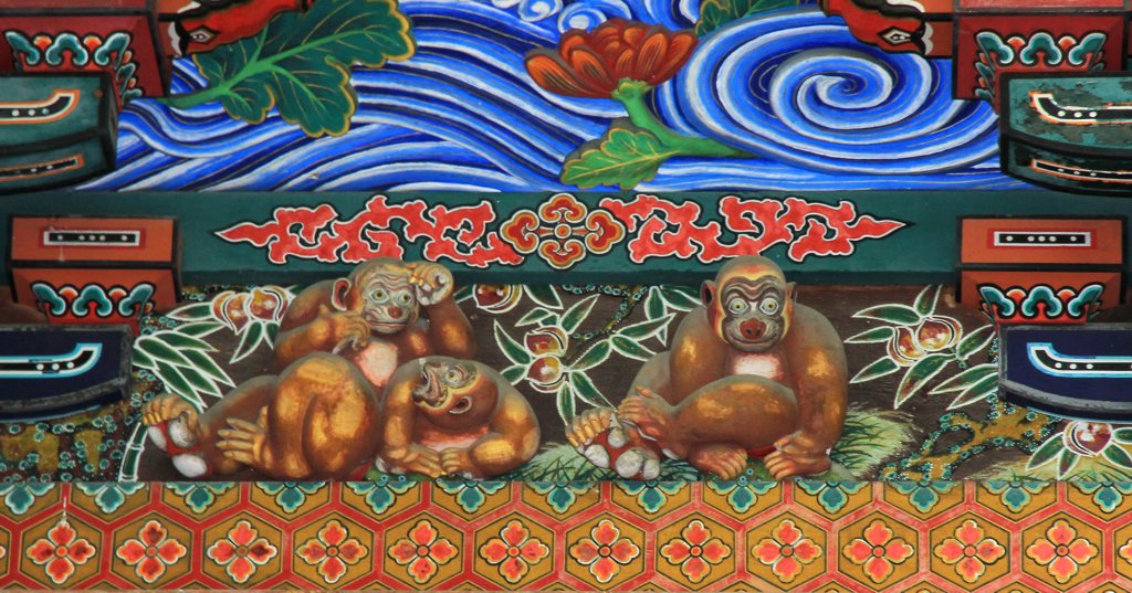 Святилище Титибу-дзиндзя, Основной павильон, горельефная композиция «Три бодрых обезьяны»