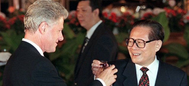 Совместный тост Билла Клинтона и Цзяна Цзэмина. Пекин, 1998 г.