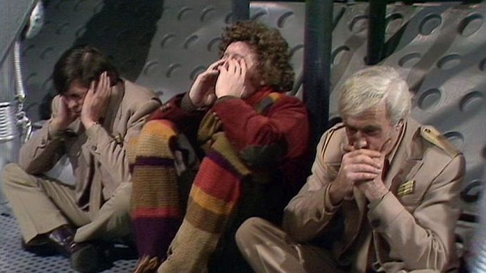 Кадр из третьего эпизода фильма «Месть киберлюдей» (12 сезон сериала «Доктор Кто», 1975 г.). Доктор и его спутники в позах трех обезьян