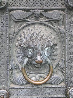 Дверной молоток в виде головы льва. Кафедральный собор Бремена, Германия
