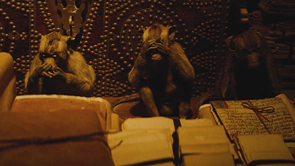 Кадр из фильма «Дракула» 2014 г. Три обезьяны в интерьере княжеского дворца