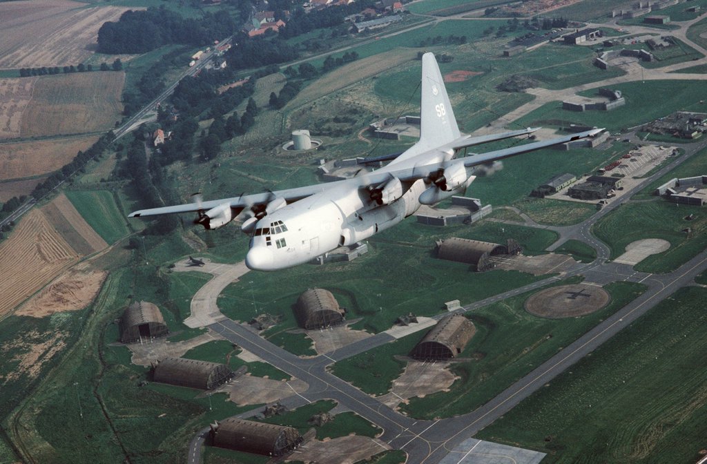 Самолет радиоэлектронной борьбы Lockheed EC-130H Compass Call 43-го электронного боевого авиаотряда ВВС США пролетает над авиабазой Зембах (Германия), 1987 г.