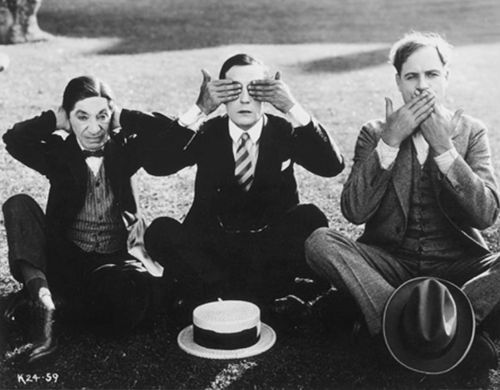 Шнитц Эдвардс, Бастер Китон и Т. Рой Барнс в позах трех обезьян. 1925 г. (?)