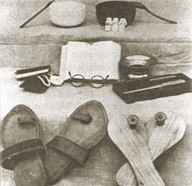 Личные вещи, принадлежащие Ганди к моменту смерти: две пары сандалий, молитвенная книга, дневник, очки, плевательница, нож для вскрытия конвертов, две чашки, ложка, вилка и фарфоровая статуэтка трех обезьян