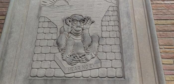 Панно с обезьяной «Не слышать зла» из пригорода Чикаго. Известняк. 1957 г.