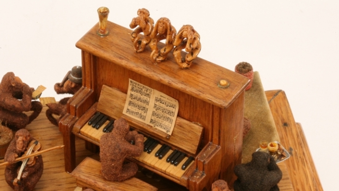 Фрагмент композиции. Пианино со скульптурой трех обезьян