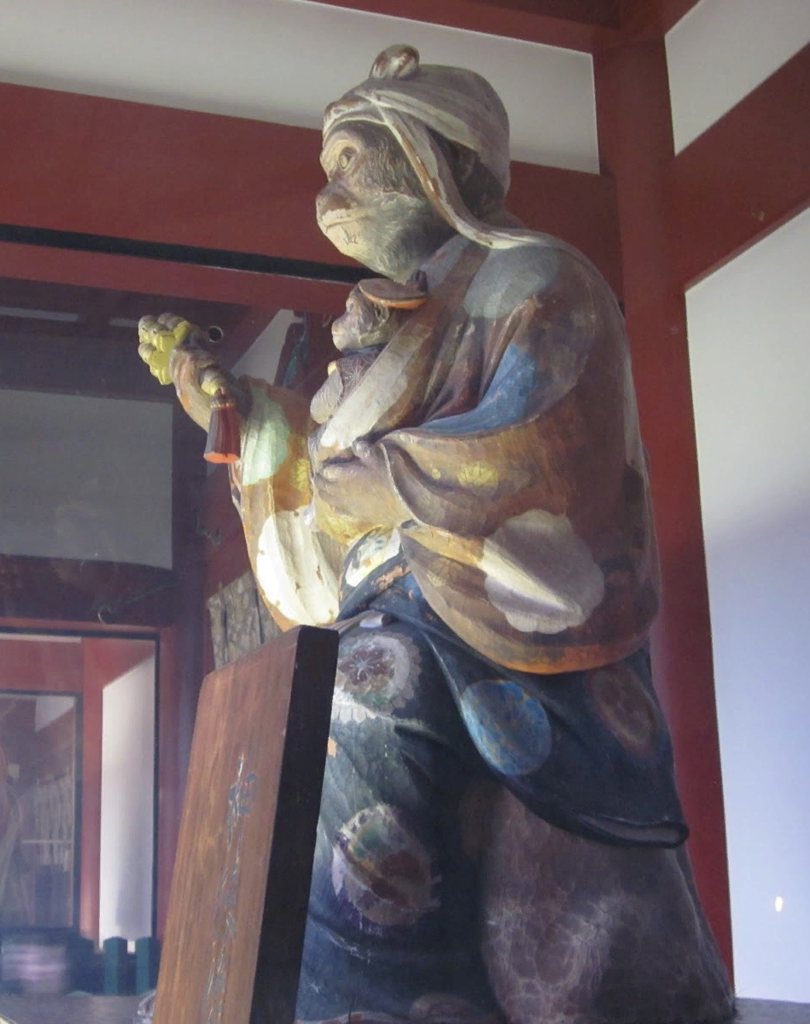 Святилище Хиэ-дзиндзя, скульптура обезьяны-бога в Воротах Сим-мон