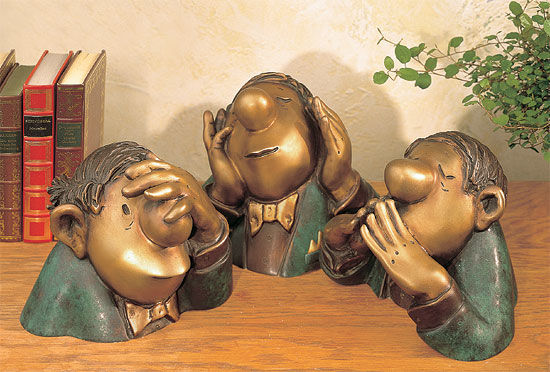 Скульптурные изображения персонажей Лорио в позах трех обезьян