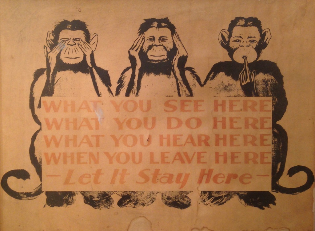 Плакат о режиме секретности с тремя обезьянами. Лос-Аламосская национальная лаборатория (Los Alamos National Laboratory), Лос-Аламос, Нью-Мексико, США, 1940-е гг.