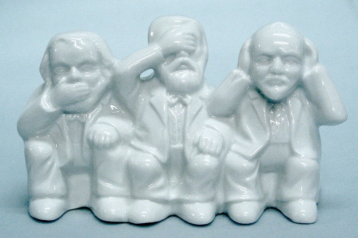 Статуэтка Карла Маркса, Фридриха Энгельса и Владимира Ленина в позах трех обезьян