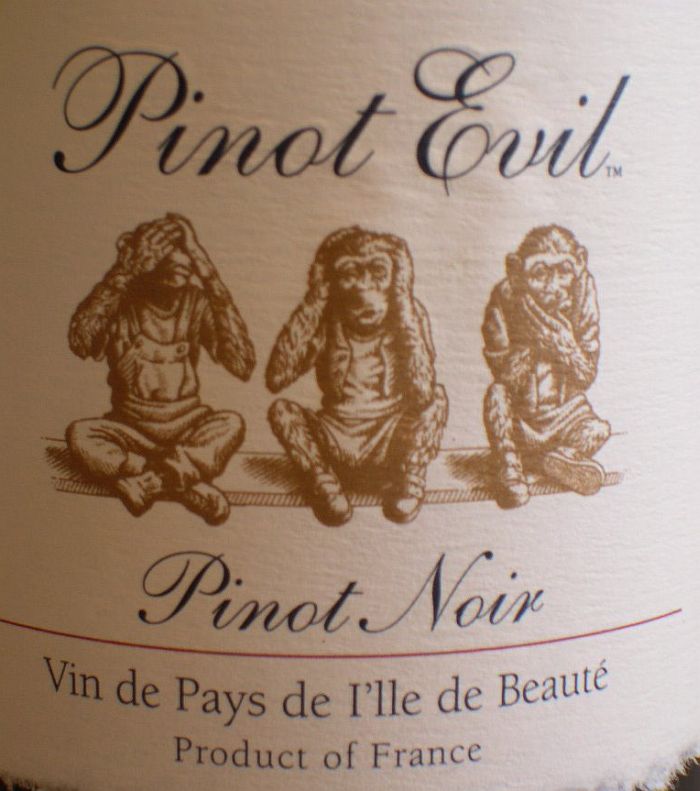 Бутылочная этикетка на вине пино-нуар Pinot Evil