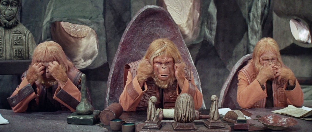 Кадр из фильма «Планета обезьян» 1968 г. Судьи в позах трёх обезьян