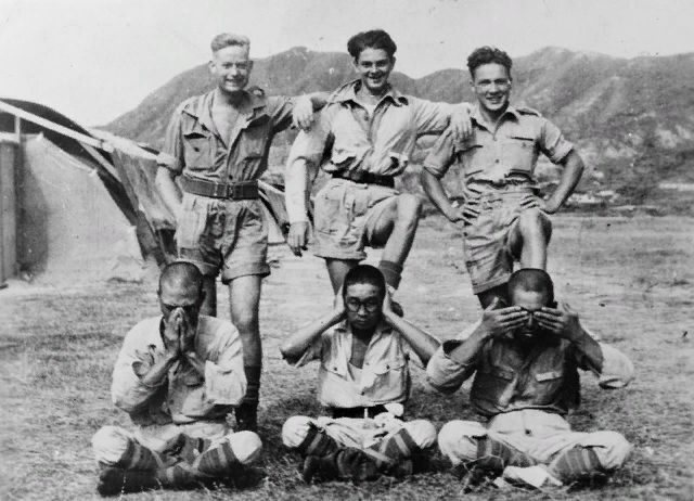 Фото из собрания Австралийского военного мемориала. Трое военнослужащих Королевских ВВС Австралии позируют с тремя японскими солдатами, принявшими позы трех обезьян. 1945 г. 