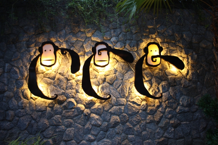 Изображение трех обезьян на стене отеля
