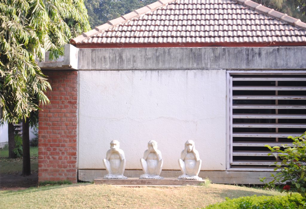 Памятник трем обезьянам Ганди в ашраме Сабармати