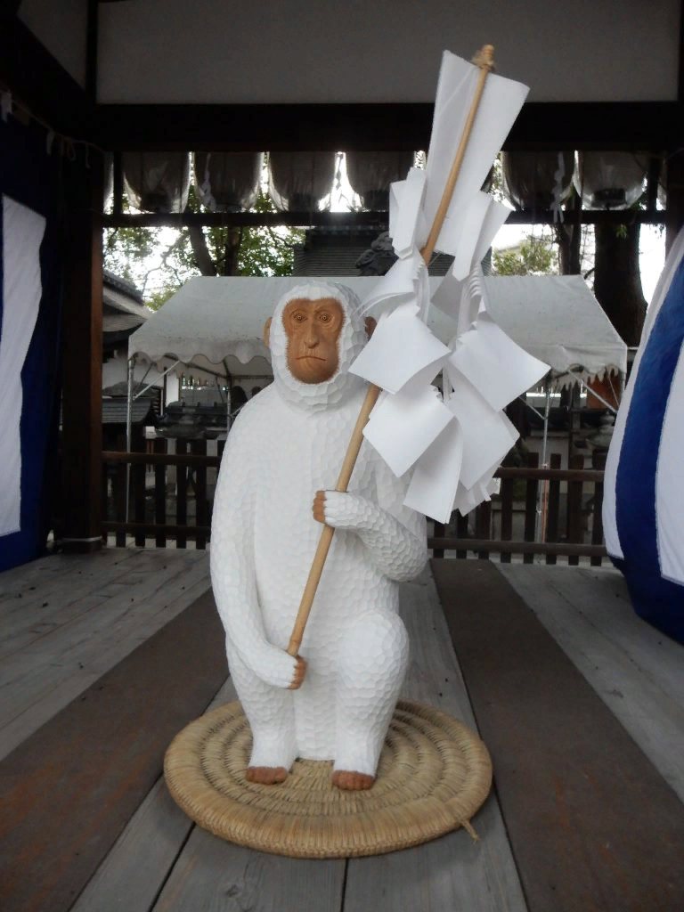 Статуя белой обезьяны в святилище Сарутахико-дзиндзя