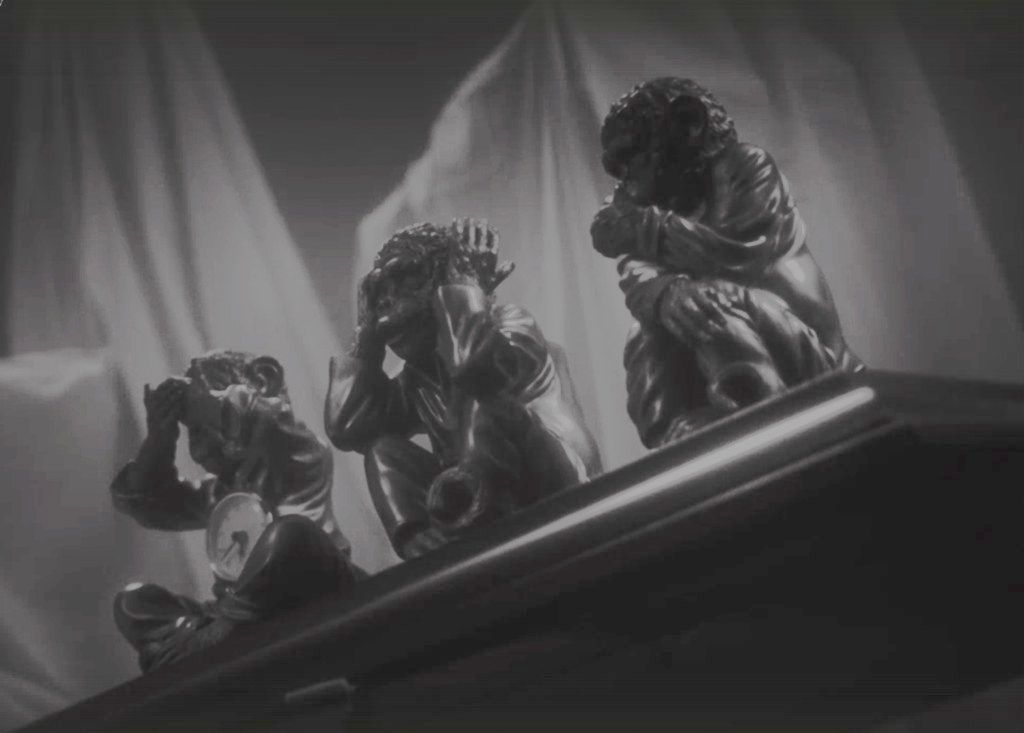 Кадр из фильма «Артист», часы-статуэтка с тремя обезьянами
