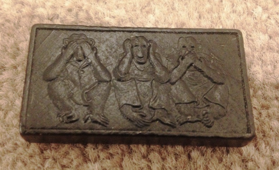 Оборотная сторона костяшки домино с тремя обезьянами