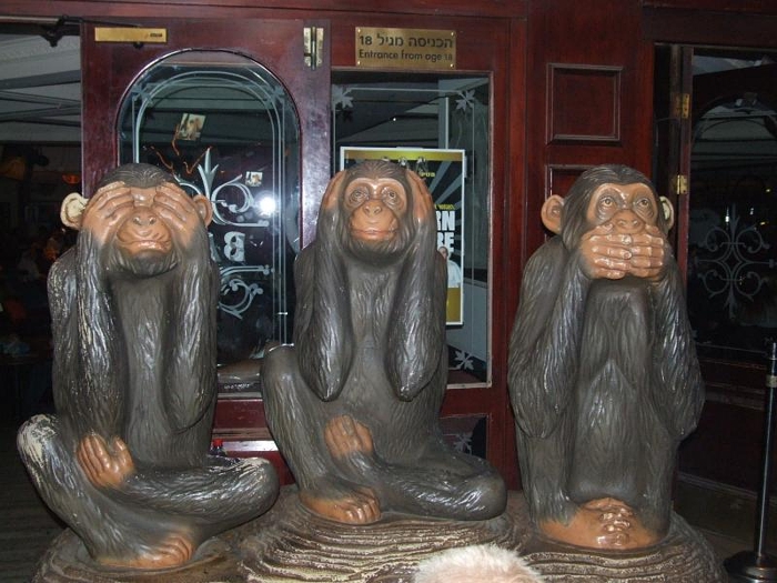 Главный символ паба «Три обезьяны» — статуи трех обезьян