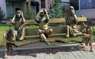 Скульптурная группа из трех обезьян на скамейке. Иркутск. Двор домов 36 и 38 по ул. Ленина, проход с ул. Марата