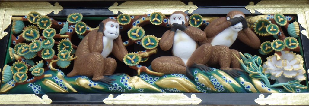 Панно с тремя обезьянами на здании конюшни в святилище Тосёгу, Никко, Япония