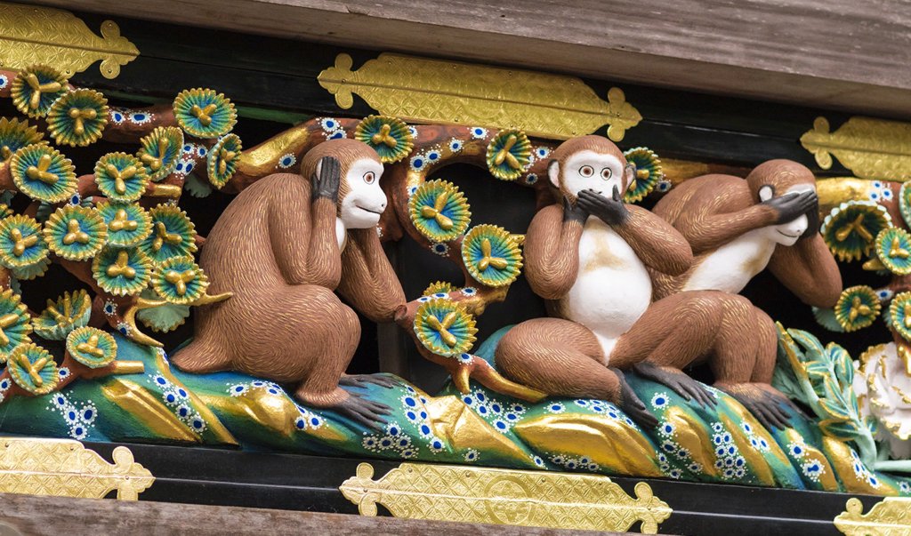 Современное состояние панно с тремя обезьянами на фасаде священной конюшни в святилище Тосёгу, Никко, Япония. После реставрации в 2016 г.