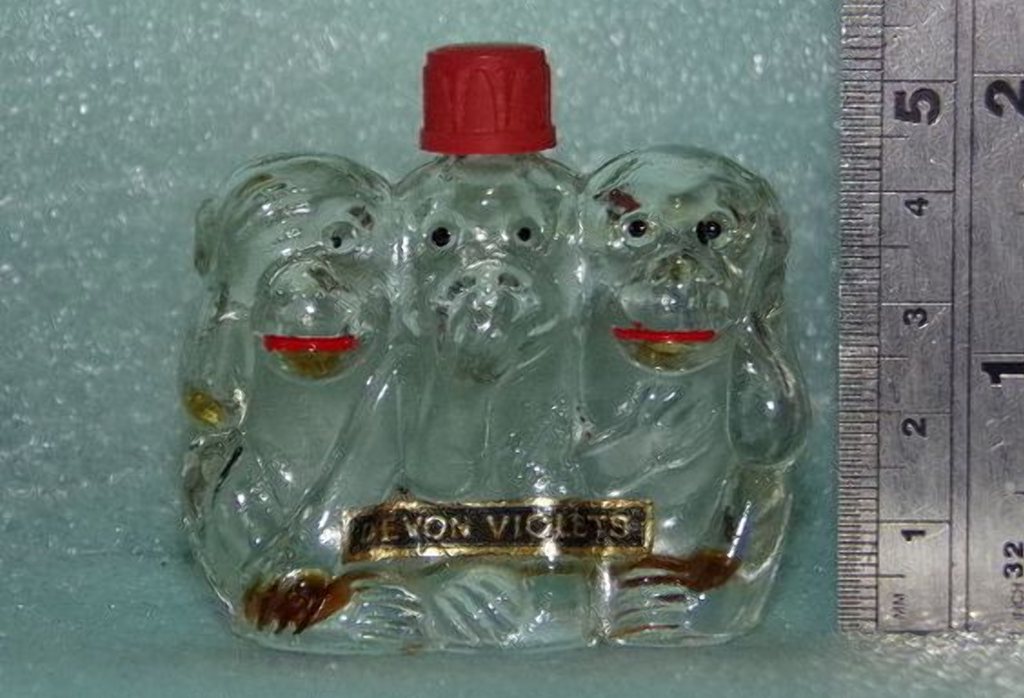 Стеклянная бутылочка в форме трех обезьян с наклейкой «Devon Violets»