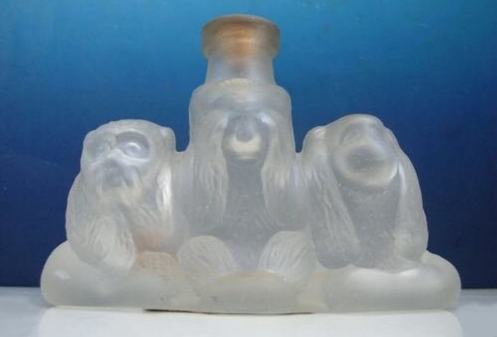 Стеклянная бутылочка в форме трех обезьян
