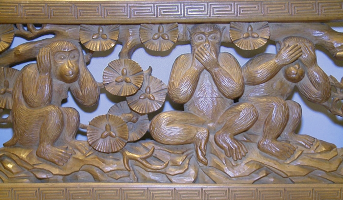 Панно с тремя обезьянами из собрания Томского краеведческого музея