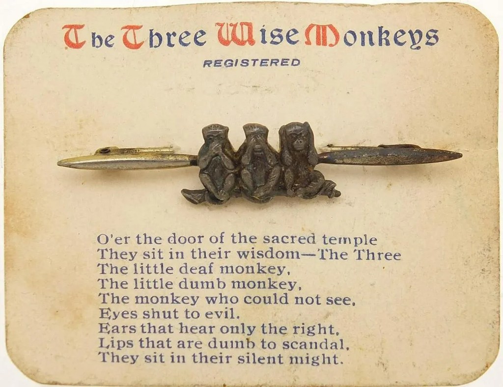 Брошь с тремя обезьянами на карточке со стихотворением