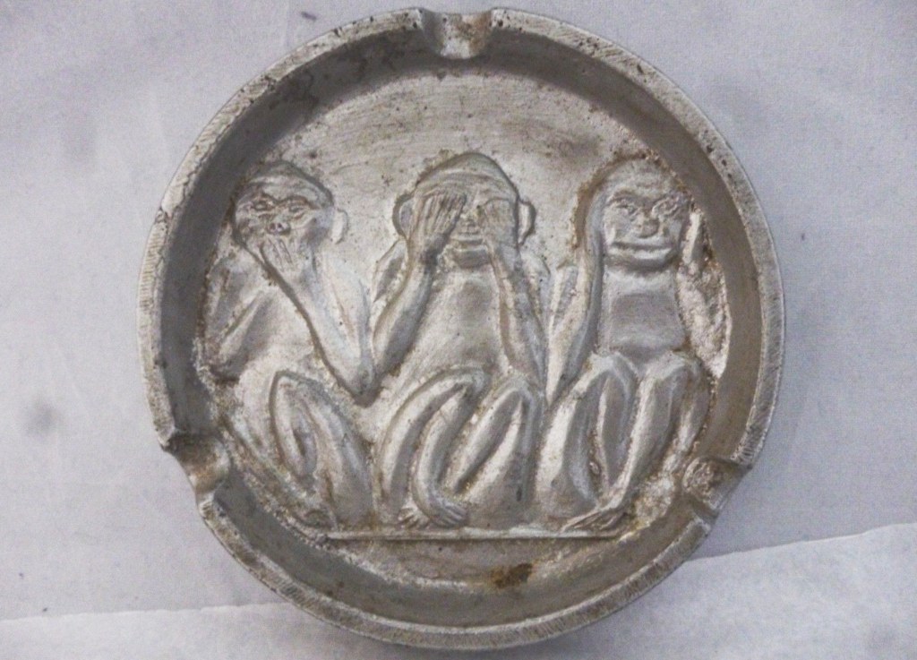 Пепельница с тремя обезьянами. Великобритания (?), 1930—50-е гг. (?), алюминиевый сплав (?)
