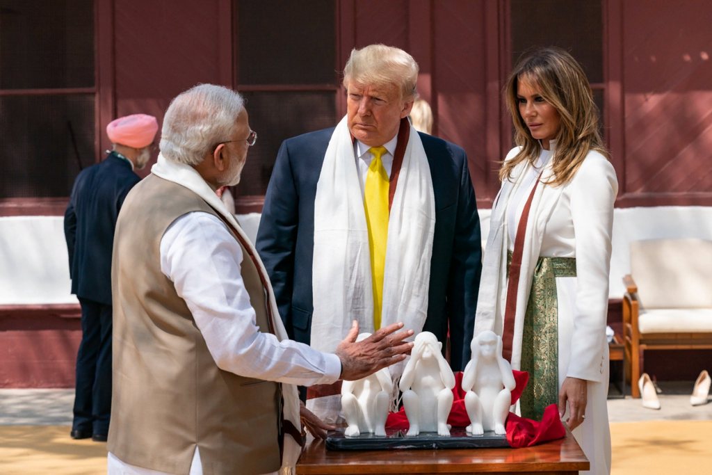 Дональд и Мелания Трамп слушают объяснения о символике обезьян Ганди