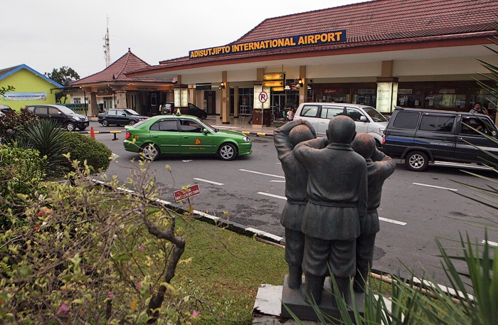 Скульптурная композиция напротив здания аэропорта Adisutjipto, Джокьякарта, о. Ява, Индонезия