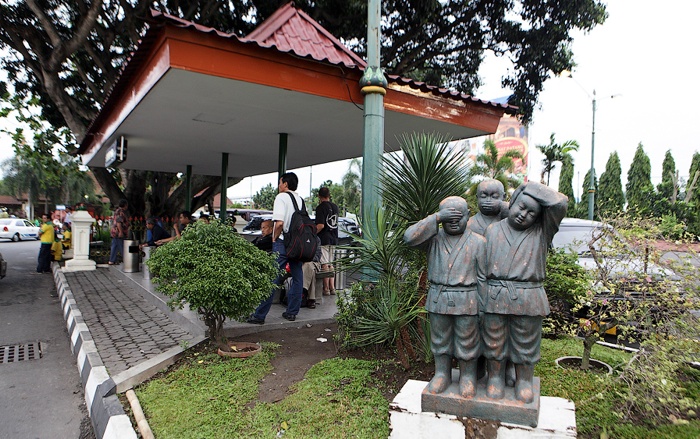 Скульптурная композиция напротив здания аэропорта Adisutjipto, Джокьякарта, о. Ява, Индонезия